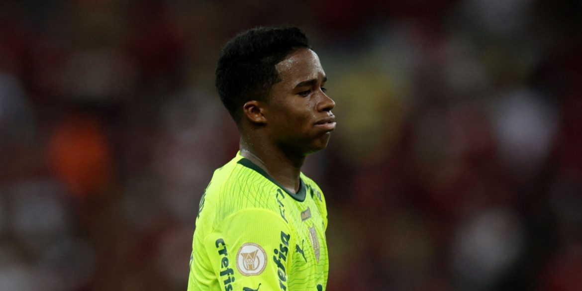 Fabrizio Romano says Chelsea held transfer meeting with teen “phenomenon”