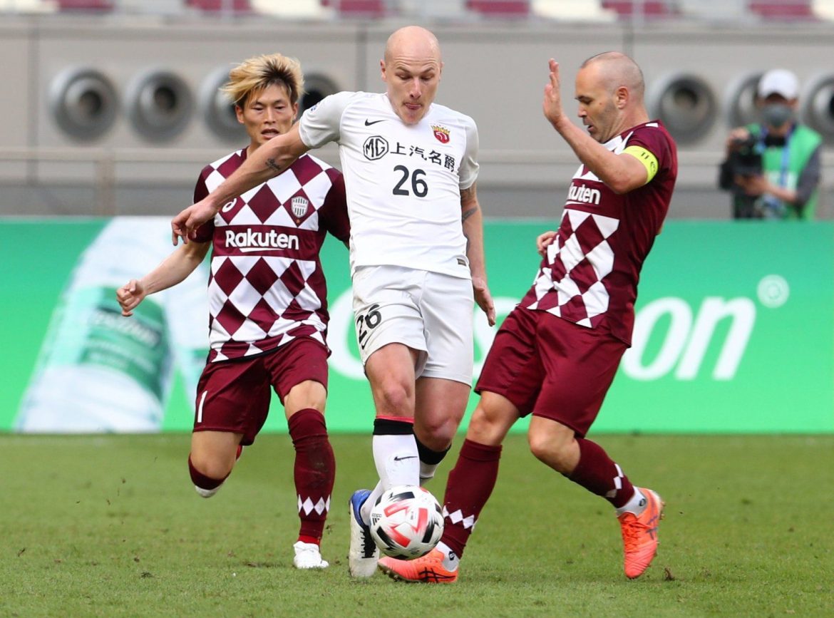 Celtic: McLeish reacts to Mooy links